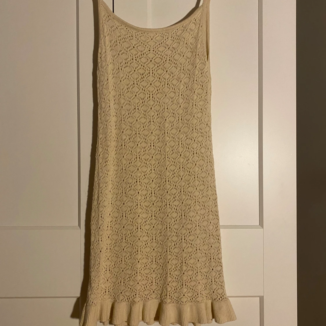 Beige spetsklänning från H&M
