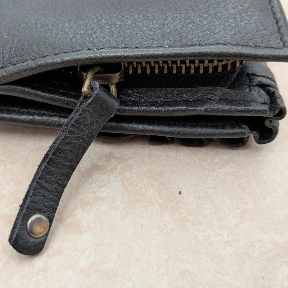 Svart plånbok med volangdetalj - 2