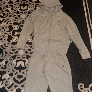 Polo Raulph Lauren (Tracksiut) - Säljer denna riktigt fräscha och sköna settet som ja inte alls använder ligger i garderobet, riktigt snygg med inga konstigheter alls inga skador osv osv. Pris kan diskuteras!!!