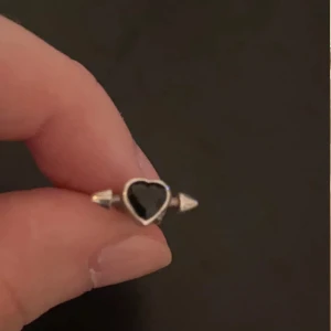 Earstud Maria Nilsdotter  - Super fint örhänge från Maria Nilsdotter silver med svart Sten🖤super skick! Box medföljer självklart 