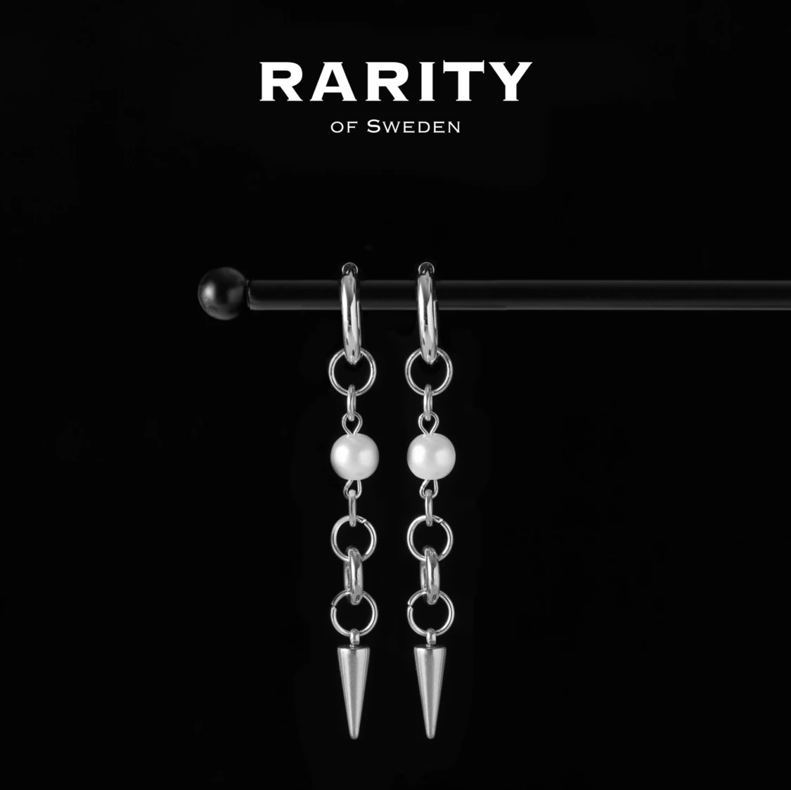 Luna Earring - Silver: Silverörhängen med pärlor och nitar