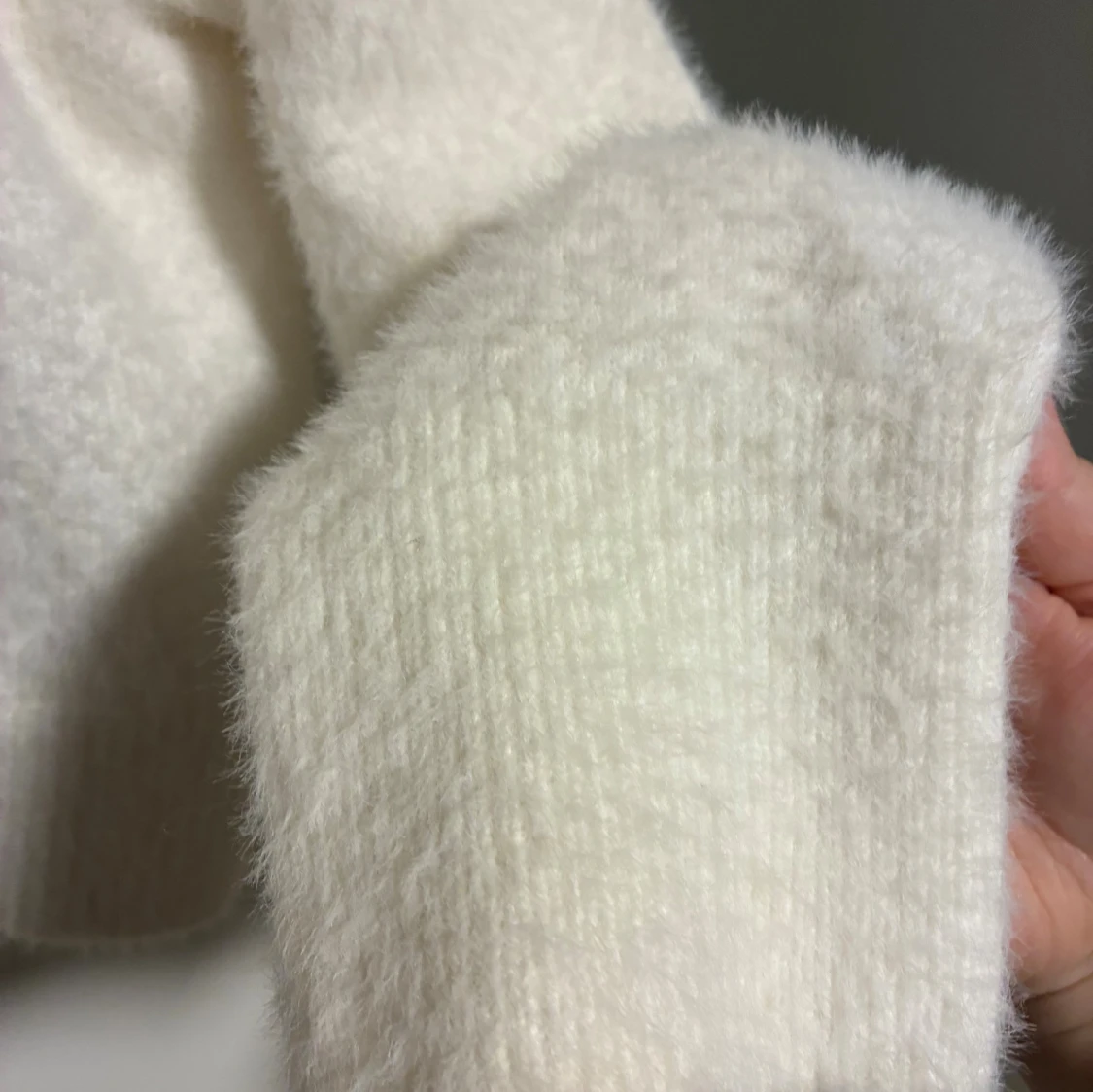 Vit fluffig stickad tröja H&M L - 1