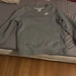 Grå Nike tröja - En snygg grå nike tröja som är i fint skick och sparsamt använd utan hål eller fläckar. Bra nu när det är höst och snart vinter.