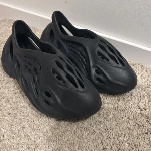 Foam runners  - Snygga foam runners i storlek 42