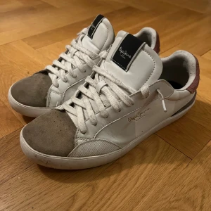 Pepe jeans - Hej! På denna annons hittar du ett par pepe jean skor i storlek 41. Dom är slitna vid främre underdel och bakre underdel av skon (gäller båda) dom är består av vitt skit runt skon, ljusbrun mocka i fämre delen av skon samt röd och grå mocka i bakre delen. Skon är i ett värde av 1000 kronor från ny pris. Vid intresse är det bara att höra av sig, pris kan diskuteras om det skulle vara så. Mv/h Ludwig 