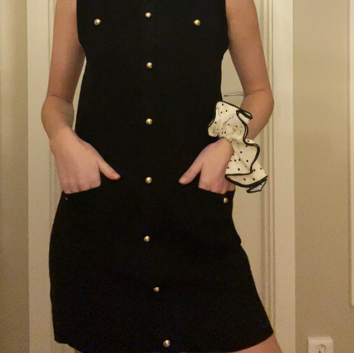 Svart ärmlös kortklänning med guldknappar - 2