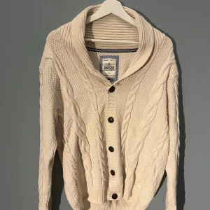 Hampton Republic Kofta - Tja! Säljer denna feta Hampton Republic kofta i kräm vit färg. Den är i mycket gott skick. Den sitter som L men passar även stor M. Hör av er för fler frågor!