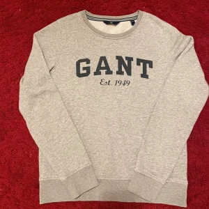 Grå sweatshirt från GANT XS - Snygg grå sweatshirt från GANT i storlek XS med klassisk logga och texten 'Est. 1949' framtill. 