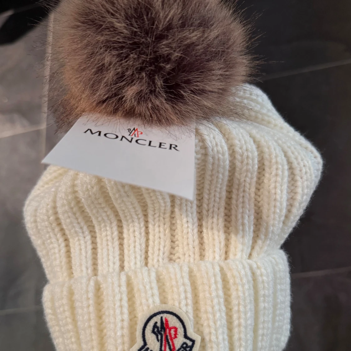 Vit Moncler mössa med pom pom  - 2