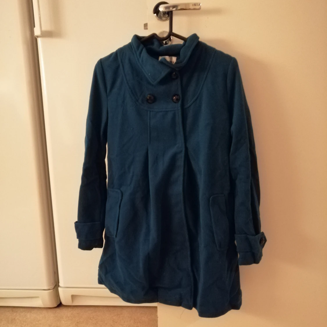 Blå kappa med huva och knappar - 1
