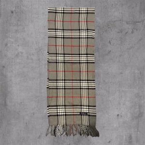 Grå Burberry scarf  - 🧣 Burberry Scarf – 100% Lambswool ✨ Skick: 10/10 💵 Nypris ca 4000kr Hör av dig vid frågor eller bilder :)