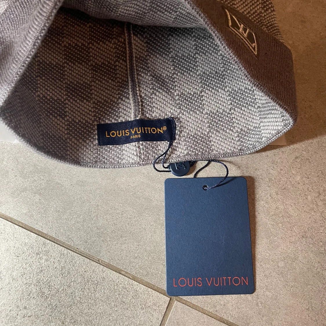 Grå rutig mössa  - 1