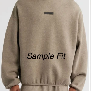 Fear of God Essentials Grå oversized hoodie  - Bought in Dubai not used that much. Säljer en grå hoodie från Represent med en clean look och diskret logga på bröstet. Hoodien har en oversized passform, huva och långa ärmar med ribbade muddar. Perfekt för dig som gillar streetwear och vill ha en chill vibe.