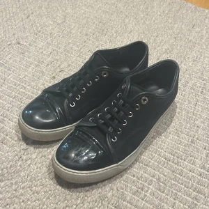 Lanvin - Säljer nu ett par lanvin skor, okej skick 7/10 då de har små skavanker på cap toen. ingår box, fraktar dagen de köps, annars väldigt trevliga skor, samt minimal skada vid hälen. Skriv om ni har några funderingar! Uk 6