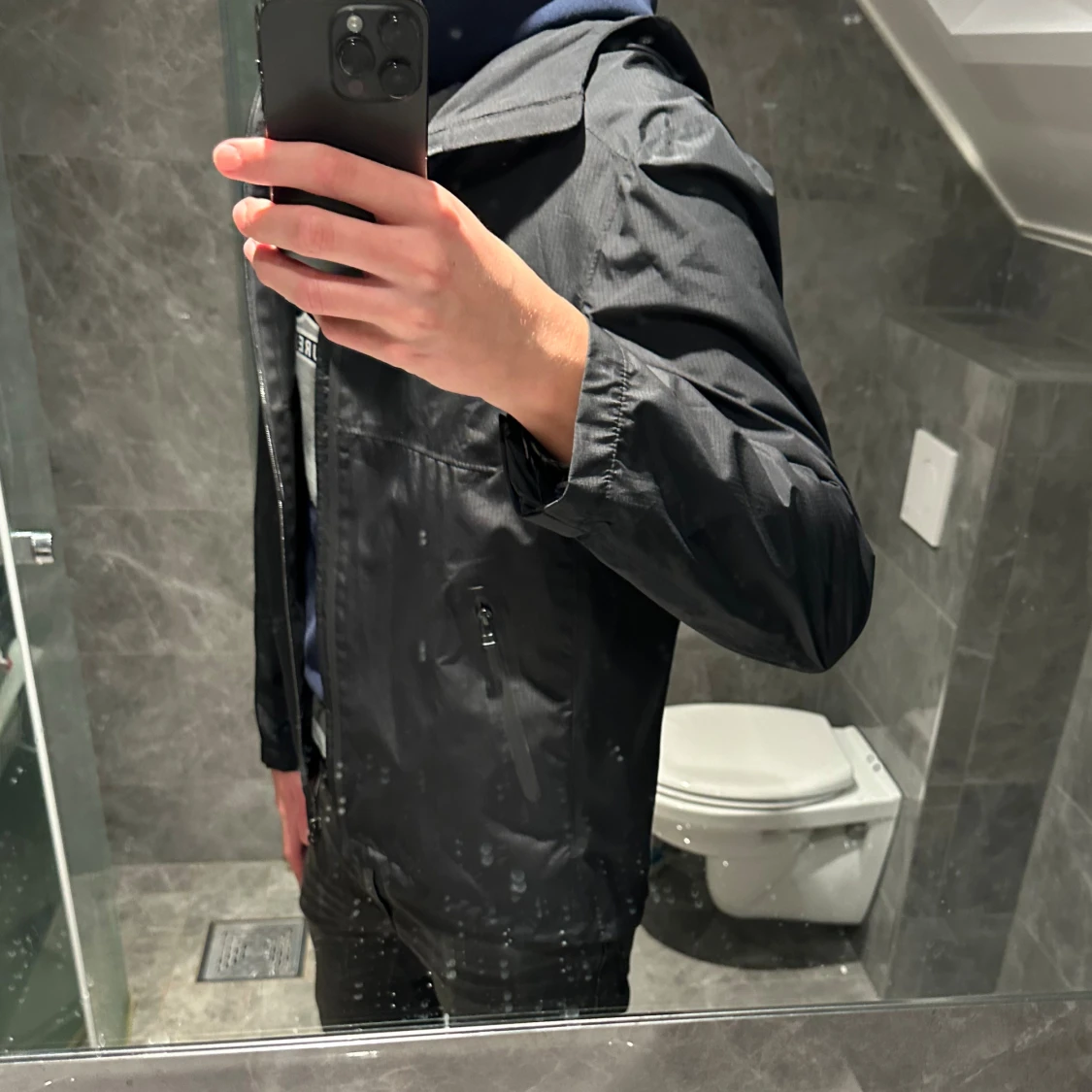 Svart vindjacka med huva från Zara  - 2