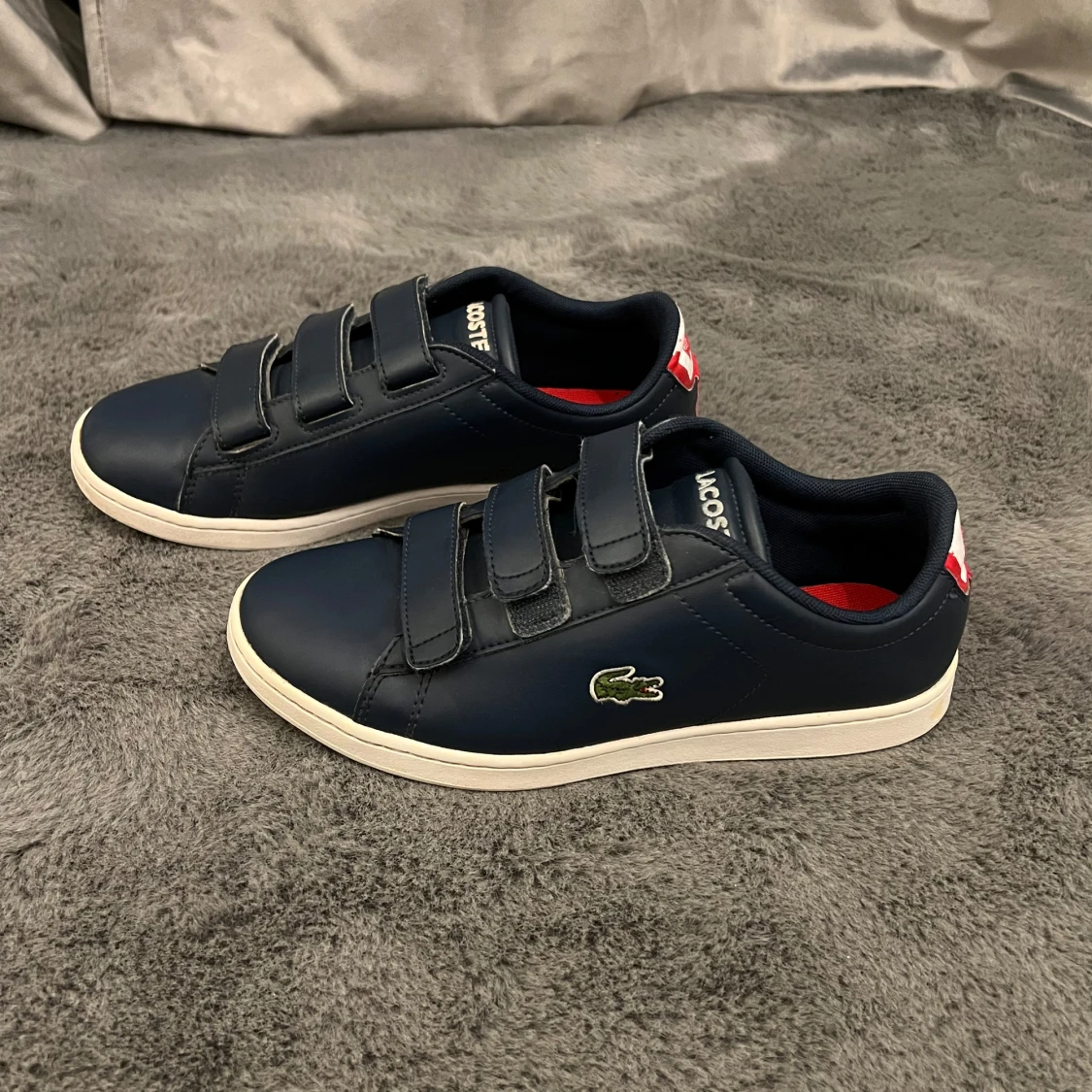 Mörkblå sneakers från Lacoste