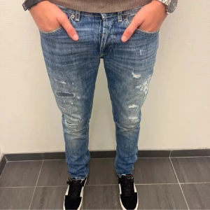 Dondup Jeans George - Dondup Jeans i modellen George | Med ass feta slitningar| Storlek W34| Hör av dig vi frågar eller funderingar!