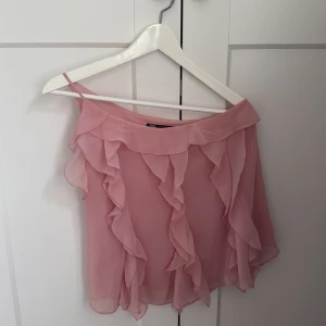 Rosa volangblus från Zara - Söt rosa topp från Zara.