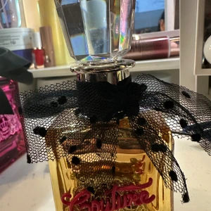 Viva La Juicy Gold Couture - Juicy Couture Gold Couture EdP, 50 ml. Flaskan har en lyxig design med svart spetsrosett och passar perfekt för dig som vill sticka ut. Jämt lite taget så mycket o ge . 