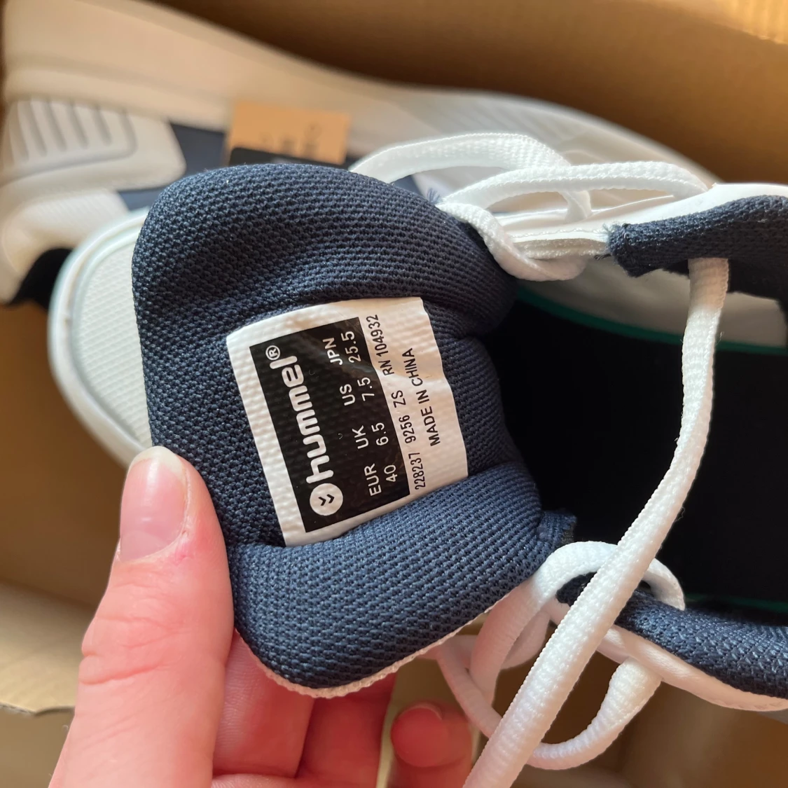 Vita och marinblå sneakers från Hummel - 1