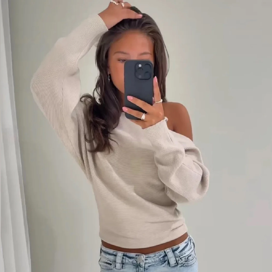 Beige offshoulder tröja - 1