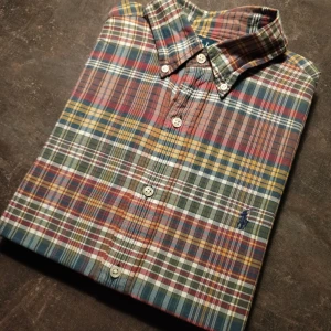 Ralph Lauren skjorta  - Kortärmad Ralph Lauren skjorta i otroligt bra skick. Kolla profilen för mer annonser.