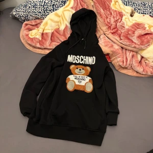 Moscino  - Moschino hoodie knappt använd. 