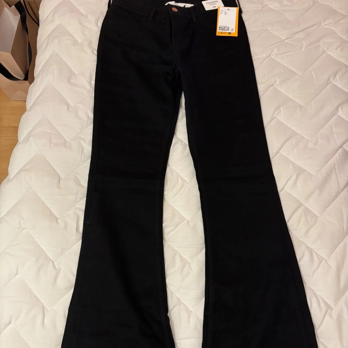 Svarta bootcut jeans från H&M - 2