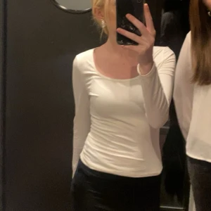 Vit långärmad topp med rund hals - säljer min vita långärmade tröja då den bara kom till användning en gång. den är i storlek S 