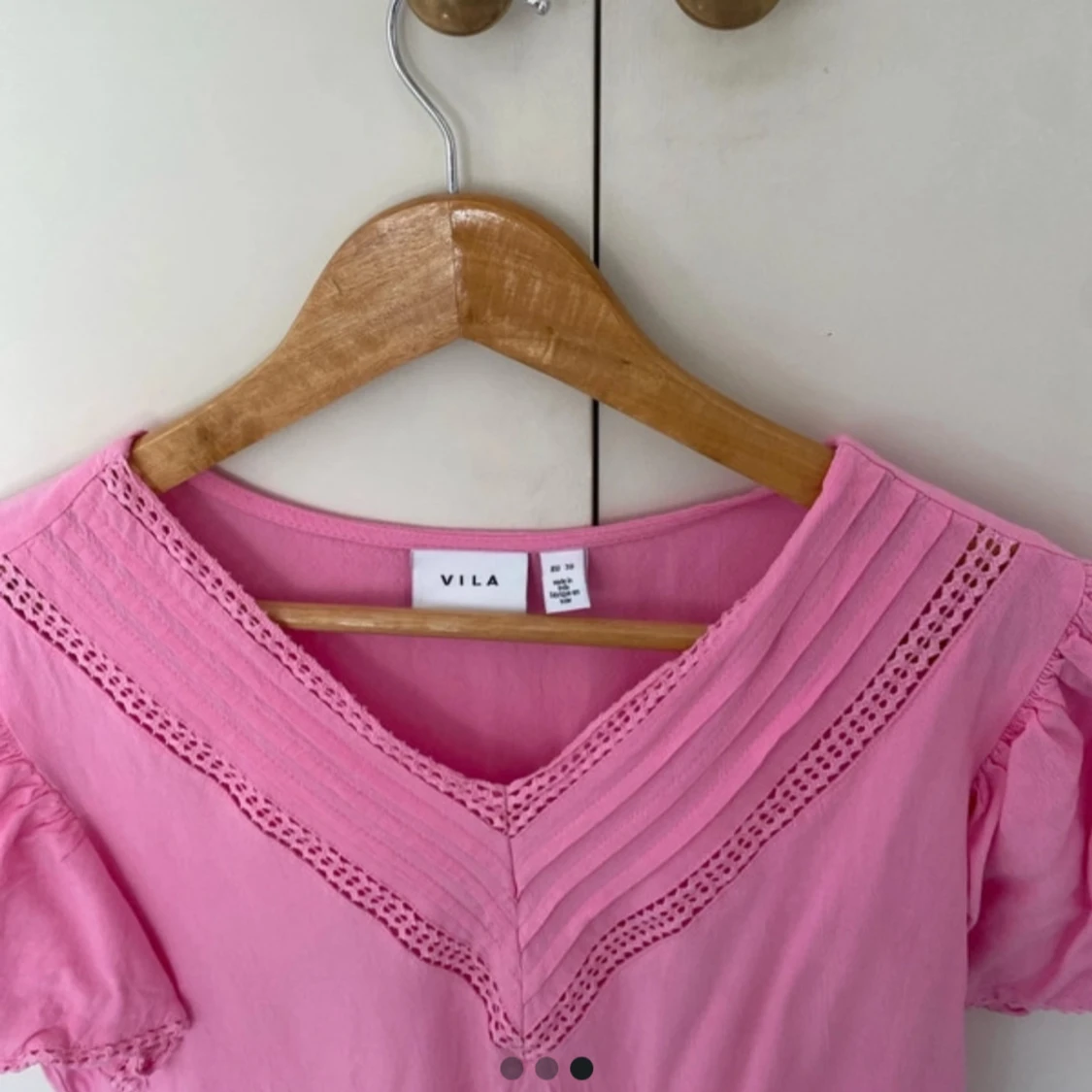Rosa blus med spets från Vila - 2