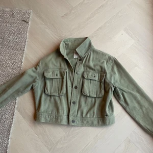 Asygg jeansjacka från pacific republic  - Säljer denna asnygga jeansjacka då den inte längre kommer till användning. Perfekt till våren och hösten och passar till allt! Jackan har en liten fläck, vill man att jag ska försöka ta bort den inann jag postar är det bara att säga till 💗 jackan är storlek M men passar nästan alla storlekar från M-XXS! Pris kan diskuteras och lägg gärna bud! 