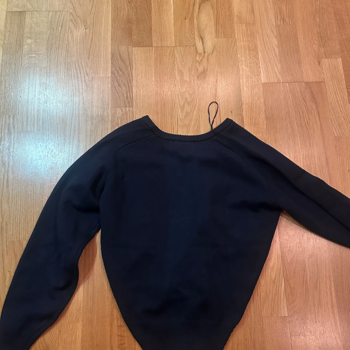 Mörkblå v-ringad stickad tröja  - 1