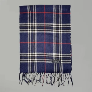 Blårutig halsduk från Burberry - Snygg halsduk i klassiskt rutigt mönster från Burberry. Skriv gärna i dm om du har några frågor!