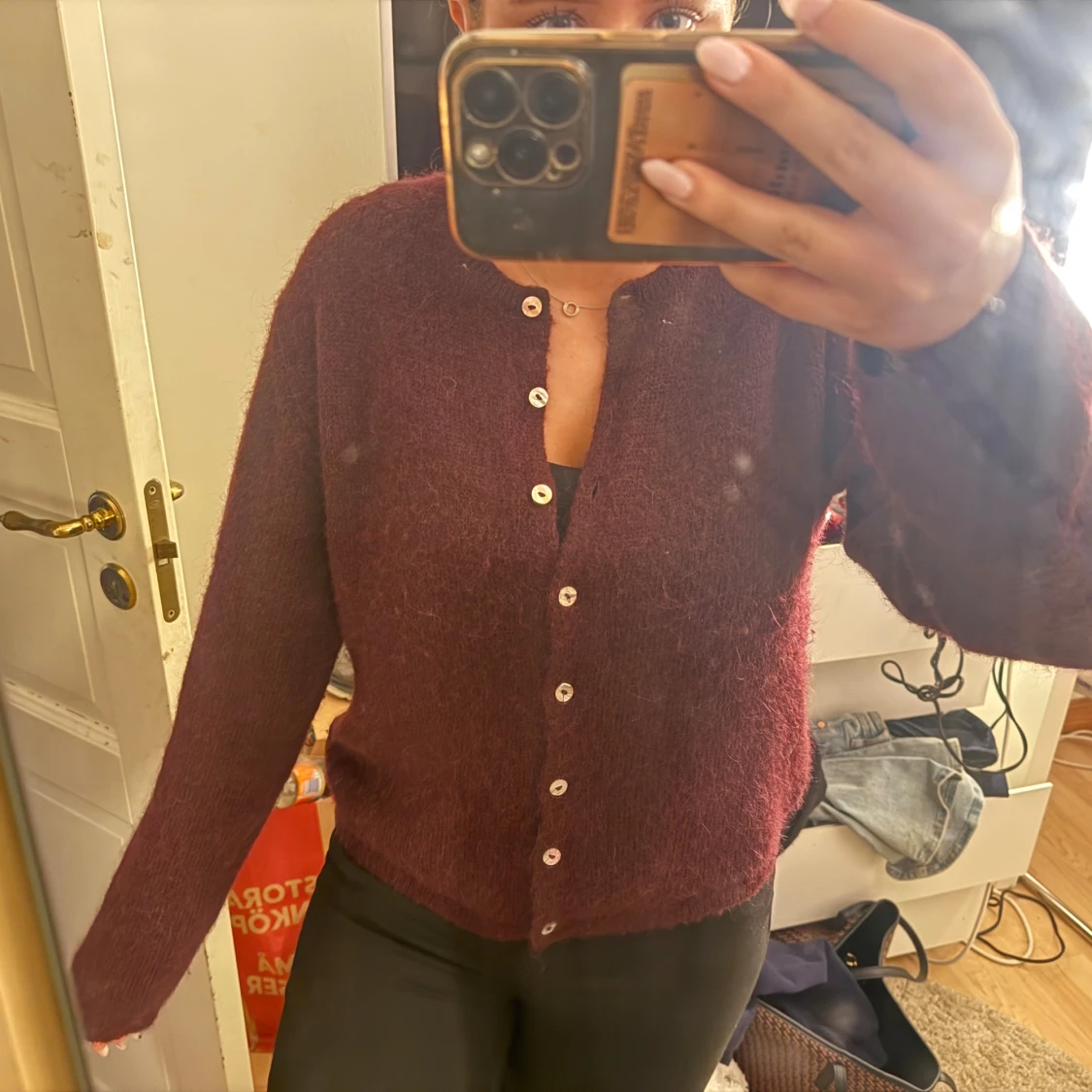 Vinröd kofta med knappar från Ginatricot - 1