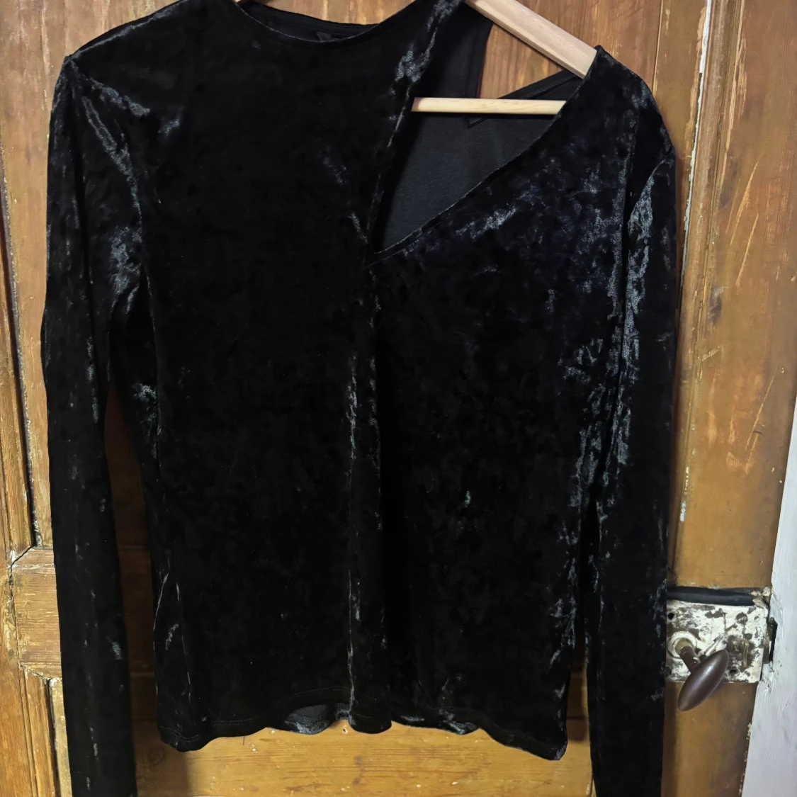 Svart sammetstopp med asymmetrisk hals - 1