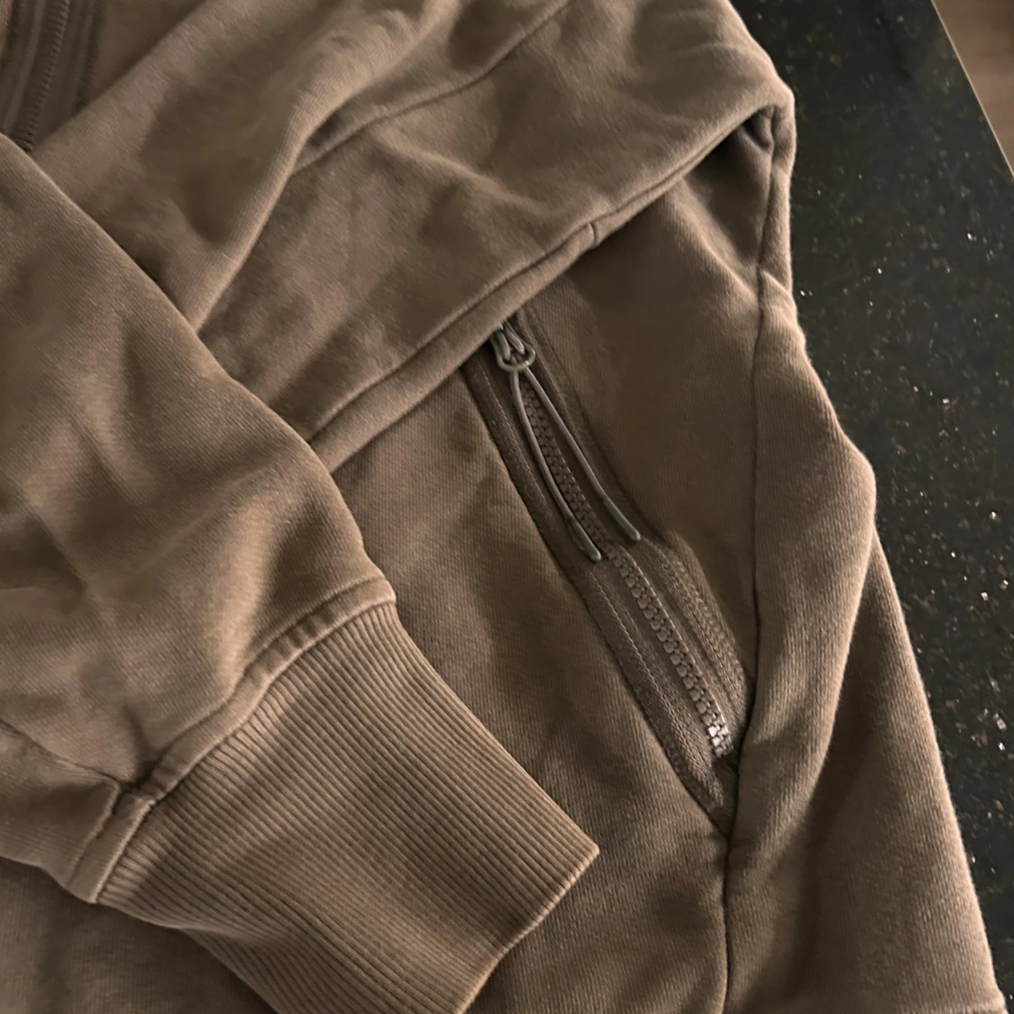 Brun hoodie med goggles från C.P. Company - 4