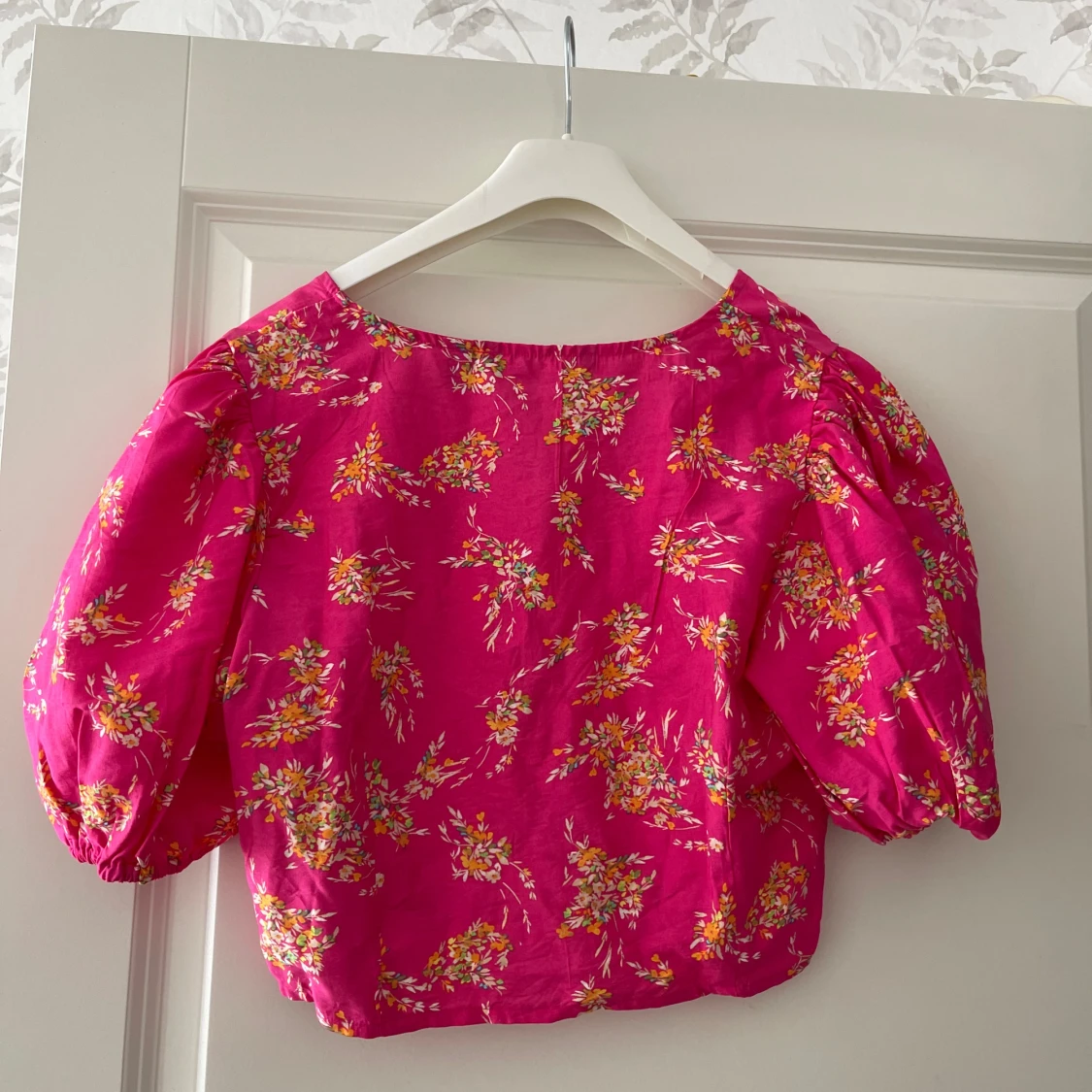 Rosa blommig croppad blus - 1