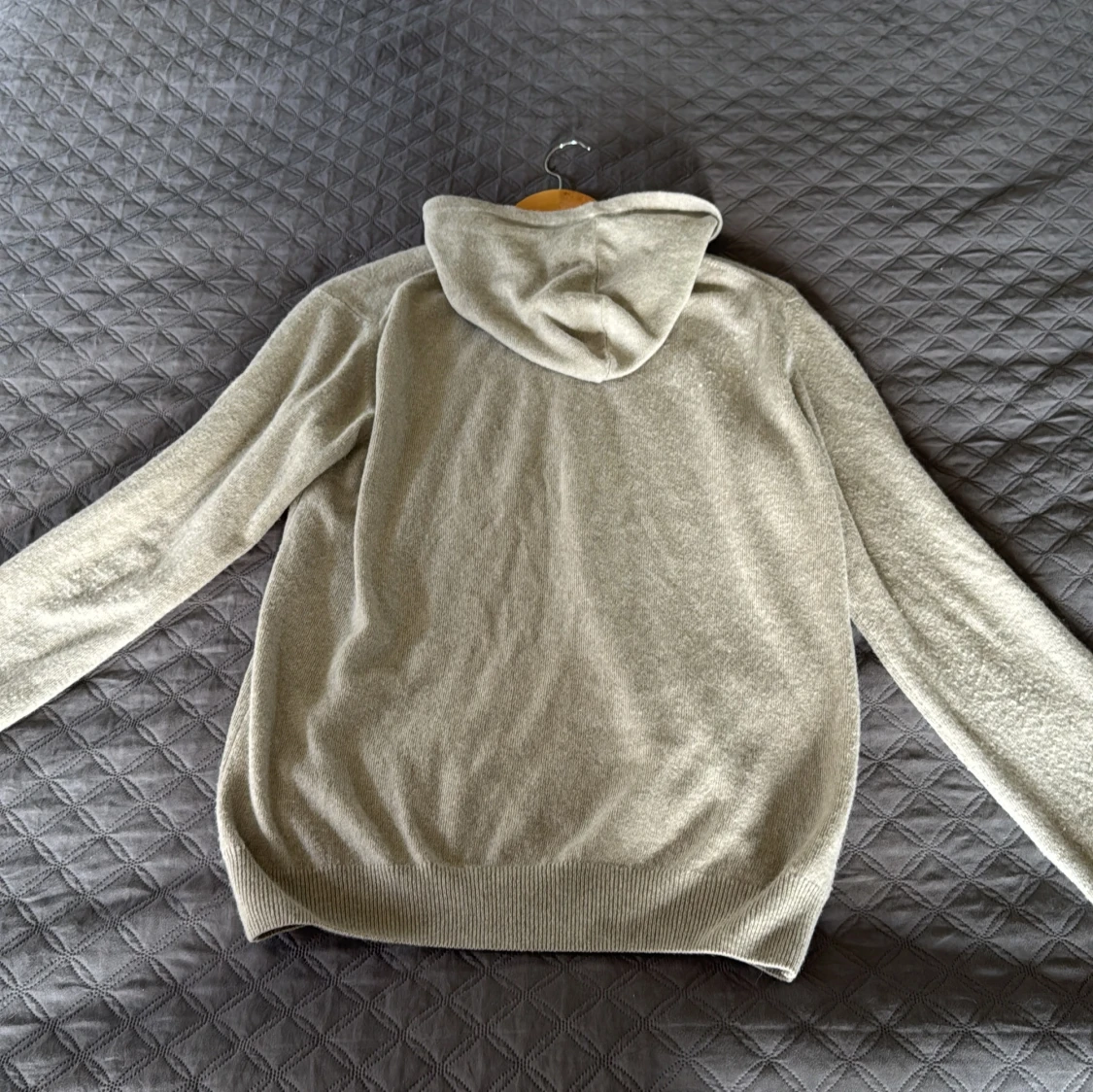 Grå hoodie i kashmir från Oscar Jacobson - 1