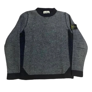 Grå långärmad tröja från Stone Island - Stone Island – Exklusiv Vintage Tröja  En tidlös klassiker i elegant grå nyans. Perfekt balans mellan stil och komfort, denna tröja håller dig varm under kyliga dagar samtidigt som den lyfter varje outfit – från casual till sofistikerat. 	•	Vintagekaraktär som sticker ut 	•	Lyxig kvalitet och komfort 	•	Perfekt höstplagg  Priset är förhandlingsbart. Hör av er vid intresse eller frågor. 