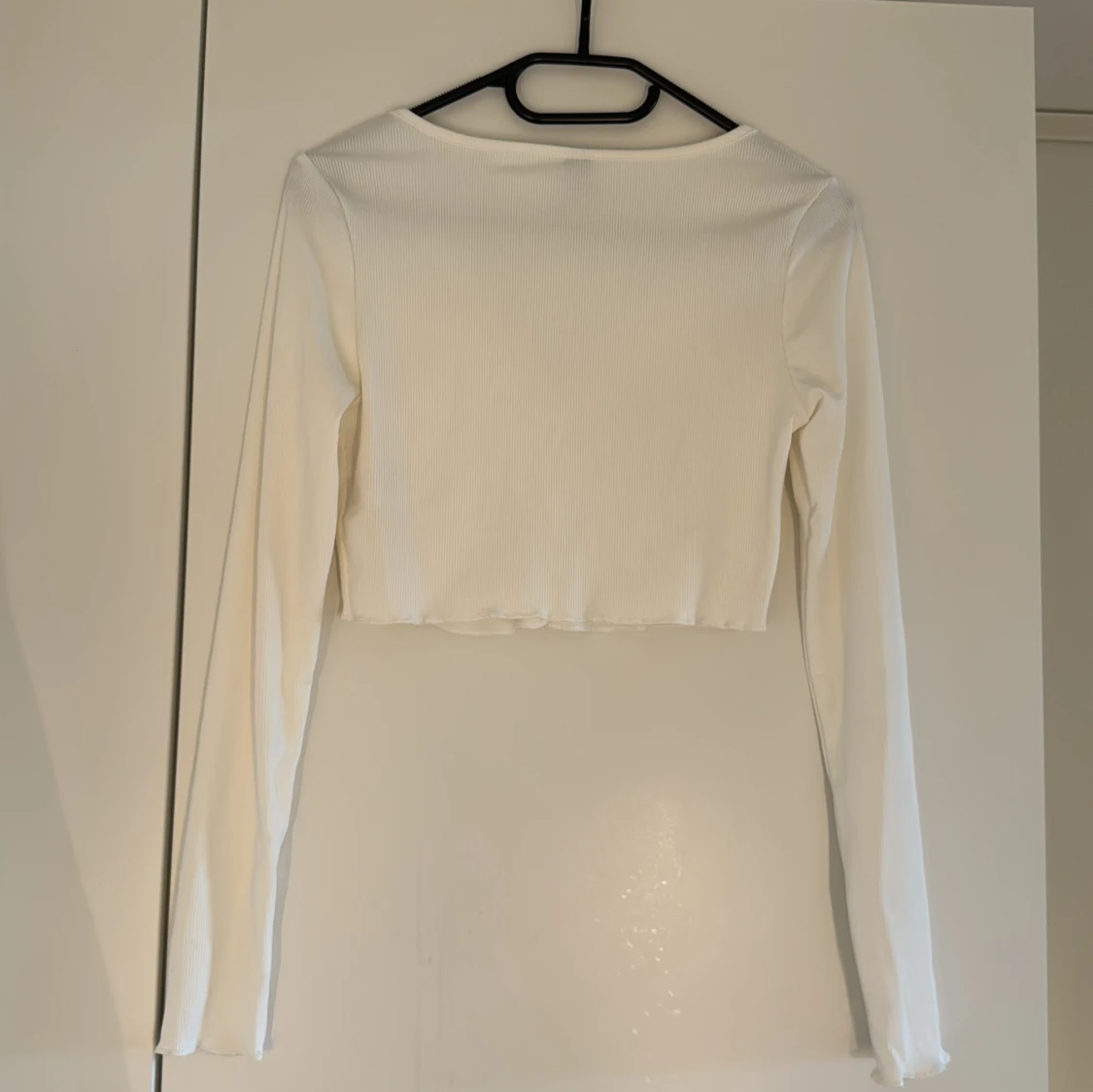 Vit croppad topp med knappar från SHEIN - 1