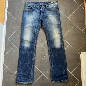 Diesel jeans - Diesel jeans i den raka modellen SAFADO med riktigt snygg och ovanlig tvätt i storlek W30 L30. De är i fint skick med små slitningar vid fotvidden. Skriv vid funderingar🙌