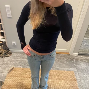 Mörkblå intimissimitröja - Mörkblå intimissimitröja i kashmir, har några hål på vänsterarmen därav priset.🩷🩷(skicka gärna prisförslag så kommer vi överens om nått)😇😇