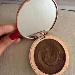 Beautiful Skin Sun-Kissed Glow Bronzer Charlotte Tilbury - Krämig bronzer i nyansen 3 Tan från Charlotte Tilbury. Kommer i en rund, lyxig guldig dosa med spegel i locket. Ger en solkysst och naturlig glow till ansiktet. Perfekt för att skulptera och värma upp huden.