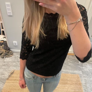 Svart blus - Så söt svart blus från kappahl som tyvärr inte kommer till användning🩷🩷(skicka gärna prisförslag så kommer vi överens om nått)😇😇