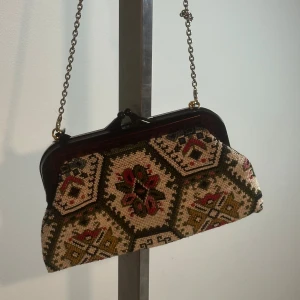 Broderad axelväska med kedja - Retro axelväska med broderat blommönster