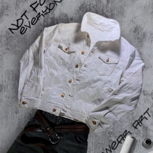 Vit jeansjacka  - Snygg vit jeansjacka från Zara med klassisk design, bruna knappar och två bröstfickor med lock. Jackan har markerade sömmar och raka linjer, samt sidofickor. Perfekt för dig som vill ha en clean och stilren look. Storlek M, äldre modell 
