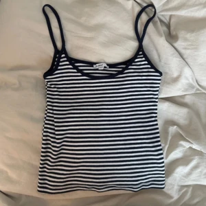 Linne topp  Subdued - Säljer en randig linnetopp från Subdued i marinblått och vitt. Toppen har smala axelband. Köpt nyligen kommer ej tillanvändning