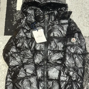 Moncler maya - Jättefin jacka från Moncler, perfekt nu till vintern, skriv för eventuella frågor! Billigt pris!