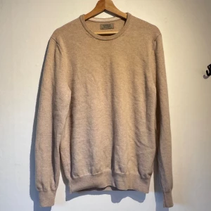 Beige kashmirtröja från Falconeri - Supermjuk beige tröja från Falconeri i lyxig kashmir. Klassisk rund halsringning och ribbade muddar vid ärmslut och nederkant. Perfekt för lager-på-lager och chill höst- och vinterstil. Storlek L men sitter som S