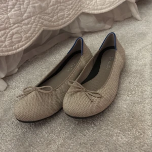 Beige ballerinaskor från Rothy's - WOSHI!! 💘💘 Säljer ett par fina ballerina skor från rothy’s. Inga fläckar, ser nästan helt nya ut. Använd ungefär 4-5 gånger 